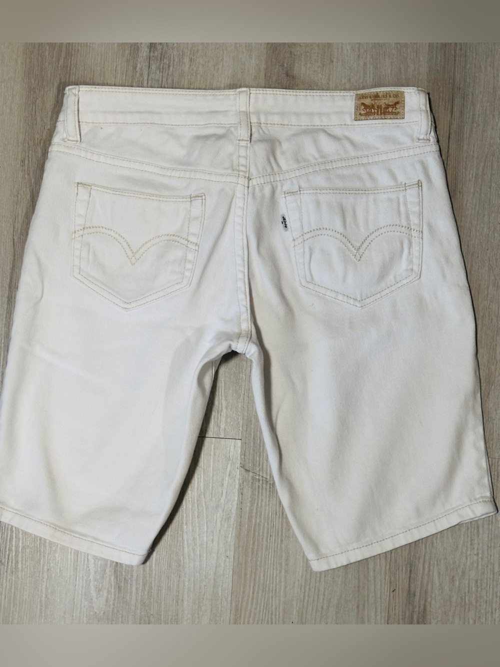 Levi’s Cream Low Waist Stretch Denim Shorts Size 3